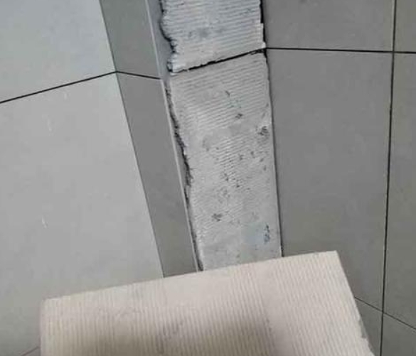 滴道瓷砖空鼓维修公司分享下厨房瓷砖脱落的补救措施。